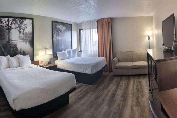 1 Queen Bed (4 of 17)