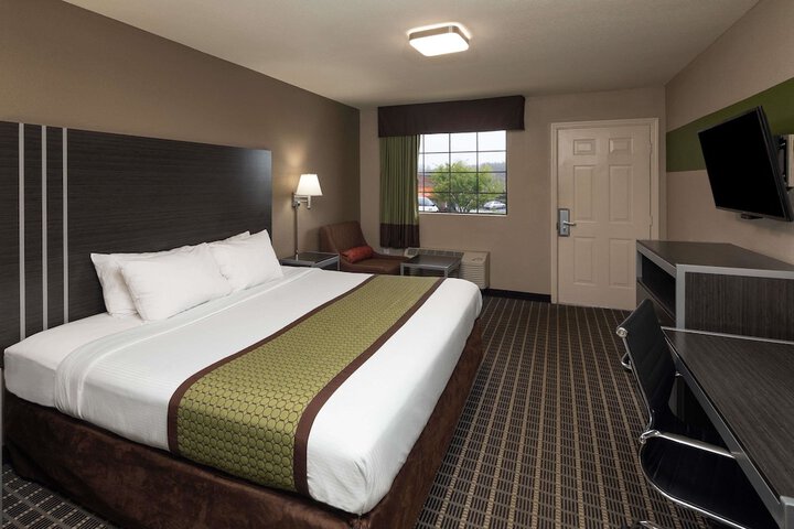 1 King Bed (8 of 17)