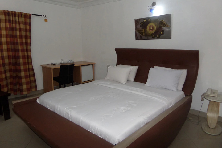 Room 5 of 9