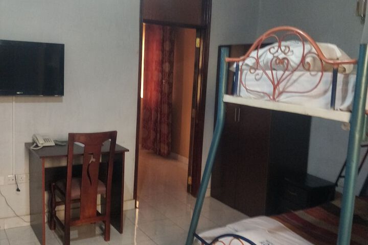 Room 5 of 10
