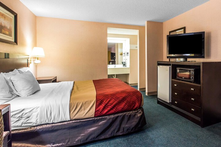 1 King Bed (4 of 12)