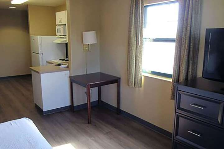 1 Queen Bed (8 of 30)