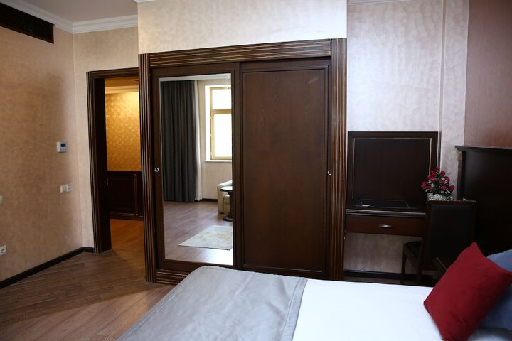 Room 42 of 122