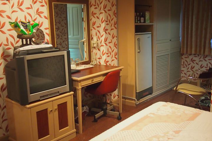 Room 17 of 37