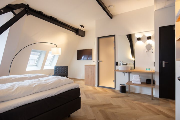 Room 25 of 49