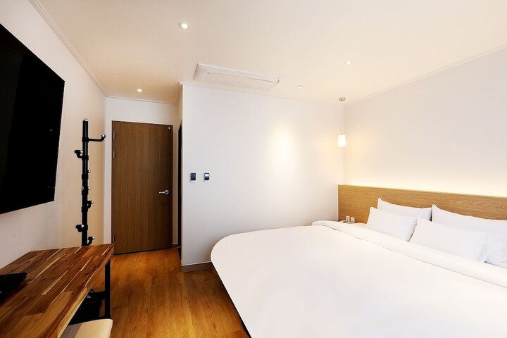 Room 9 of 30