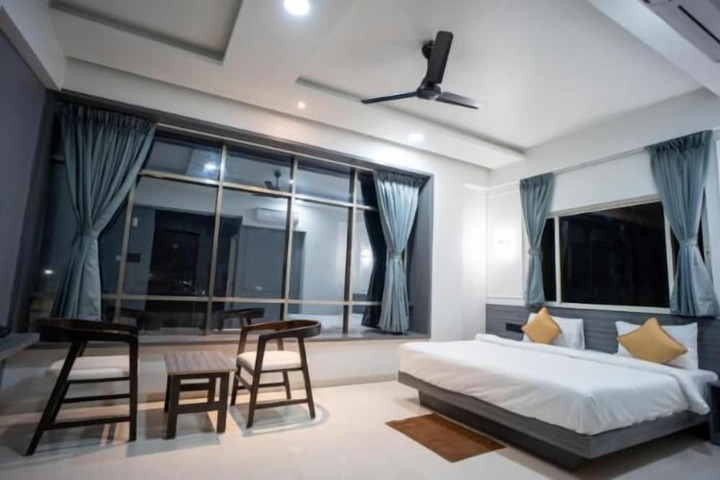 Room 5 of 13