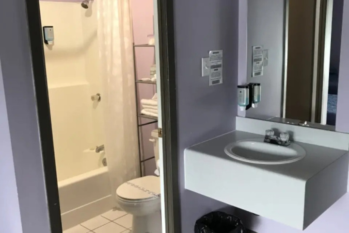 Room 4 of 8
