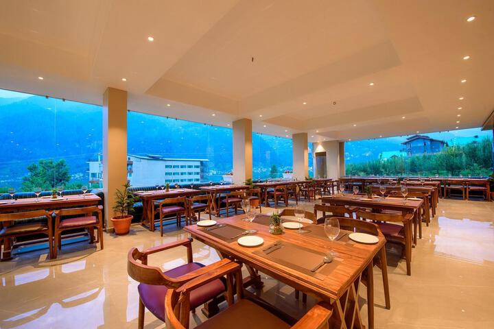 Dining 8 of 19