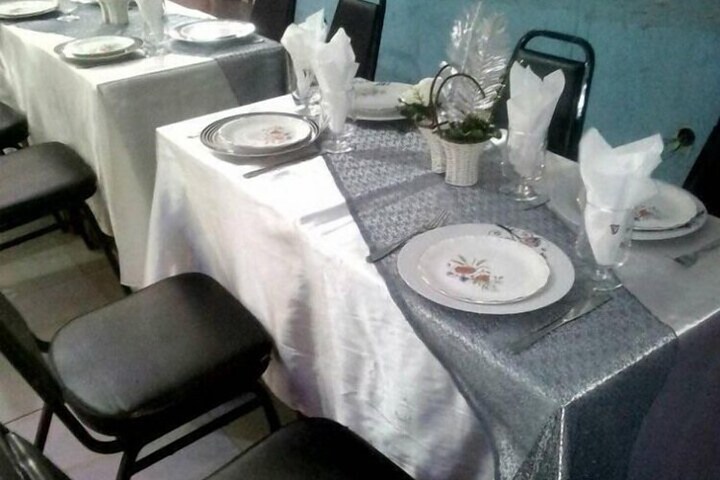 Dining 2 of 9