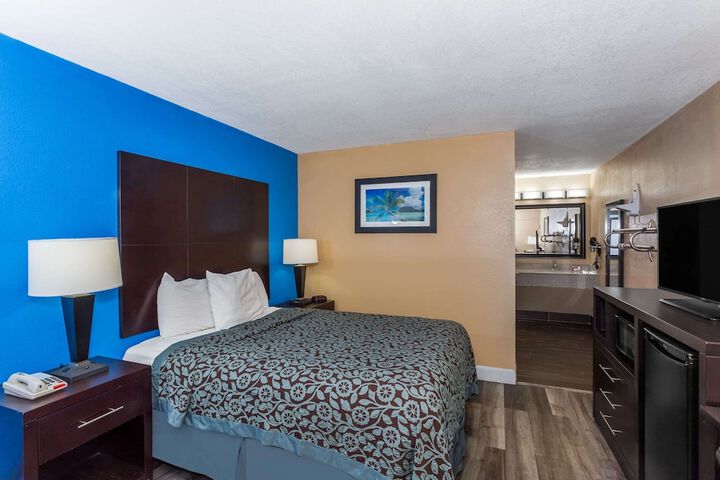 1 Queen Bed Accessible (9 of 10)