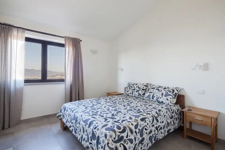 Room 4 of 18