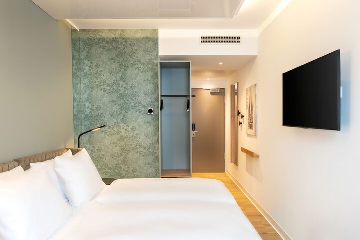 Room 7 of 42