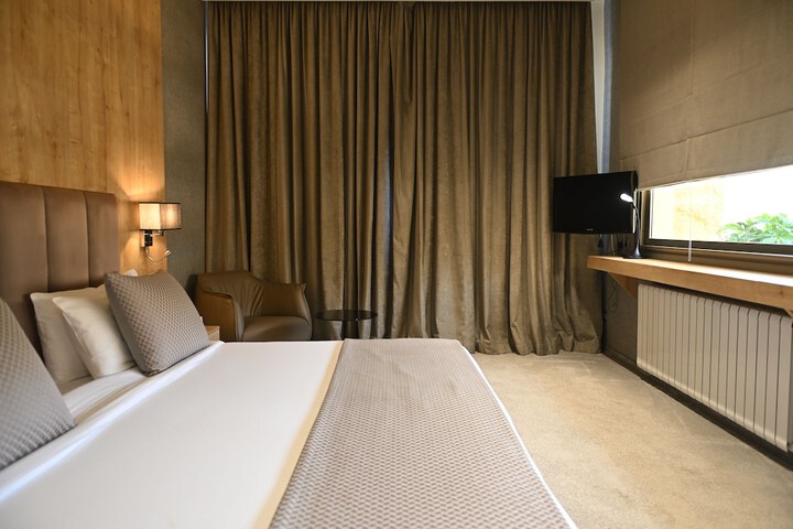 Room 16 of 76