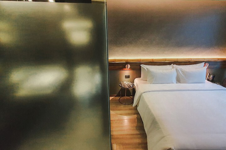 Room 6 of 98