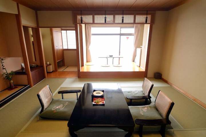 Room 8 of 124