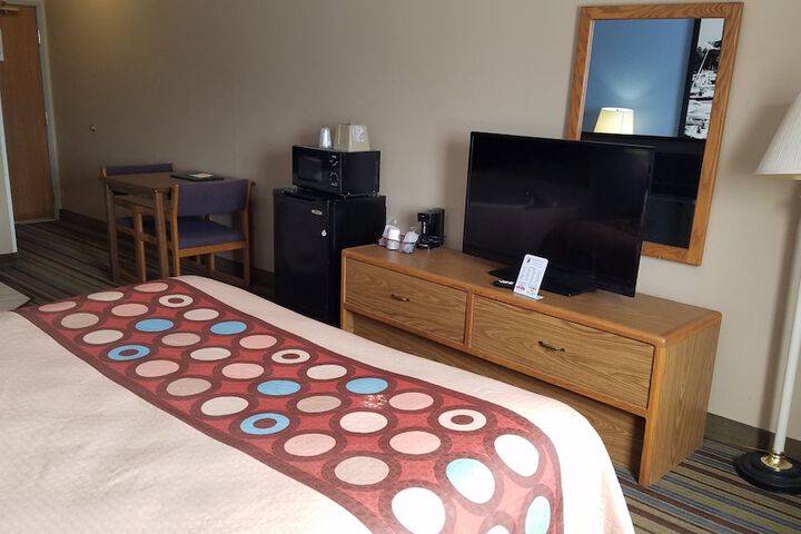 1 King Bed (3 of 9)