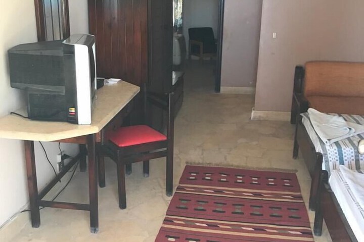 Room 25 of 37