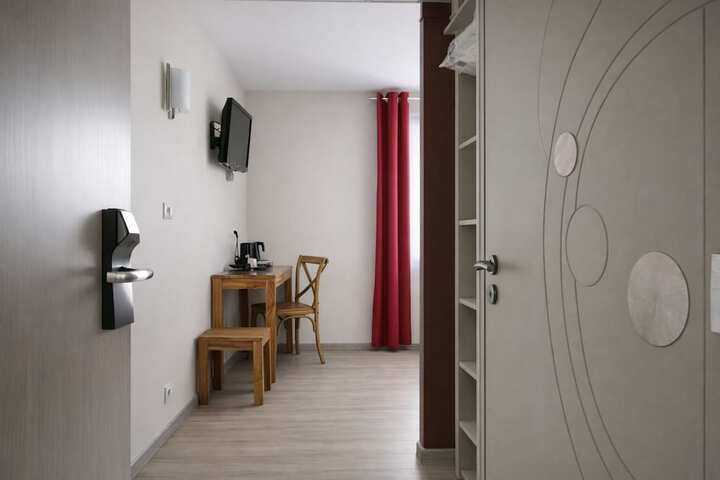 Room 32 of 93