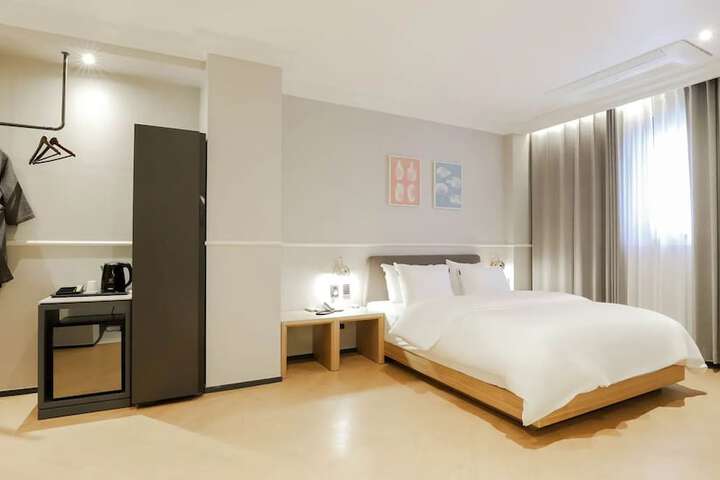 Room 27 of 72