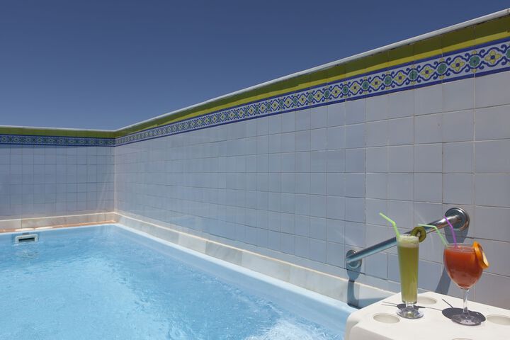 Pool 40 of 77