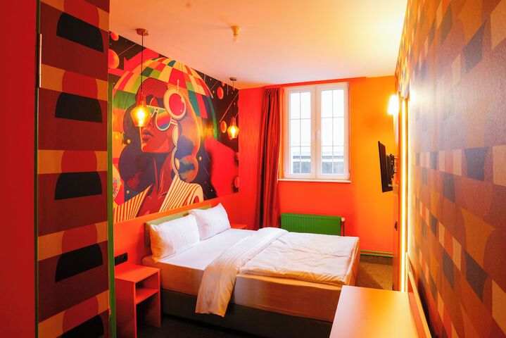 Room 16 of 18