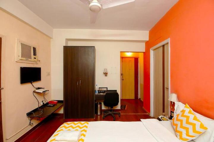 Room 4 of 8