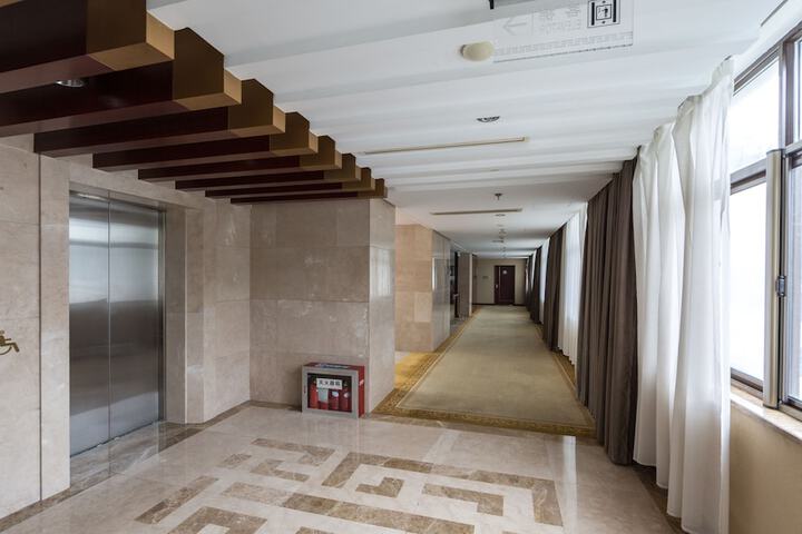 Ballroom/Hall 22 of 27