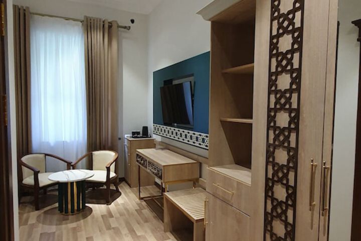 Room 6 of 13