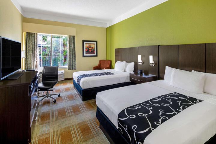 2 Double Beds (18 of 25)