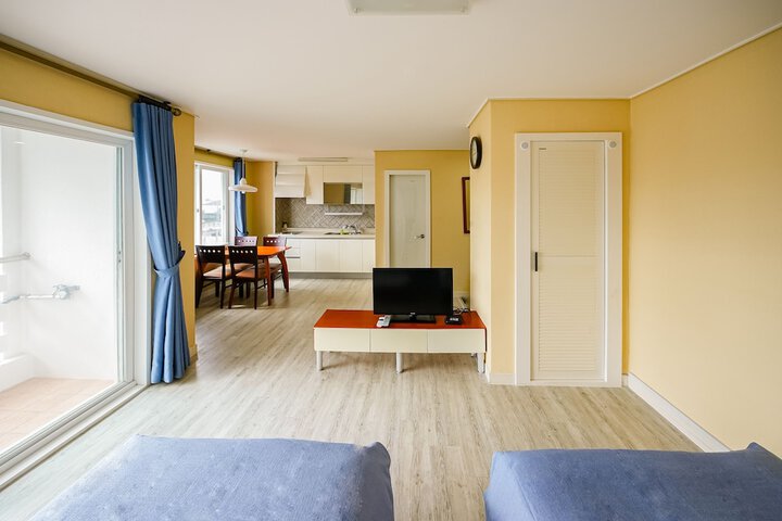 Room 6 of 73