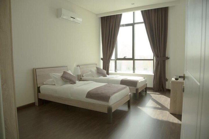 Room 9 of 32