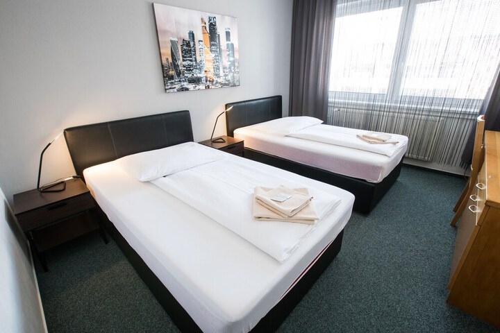 Room 13 of 28