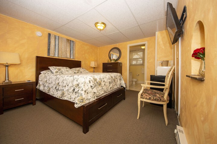 1 Queen Bed (16 of 45)