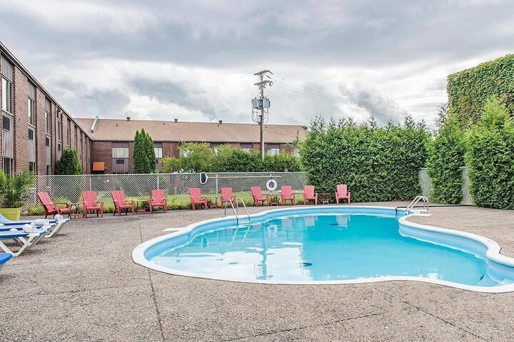 Pool image of Quality Inn & Suites Gatineau