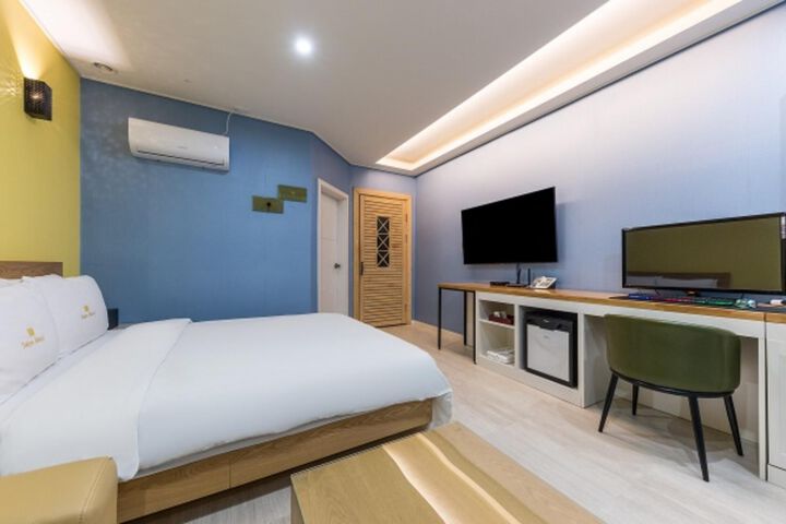 Room 35 of 63