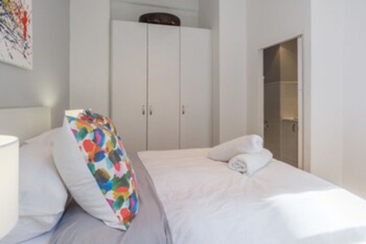 Room 5 of 16