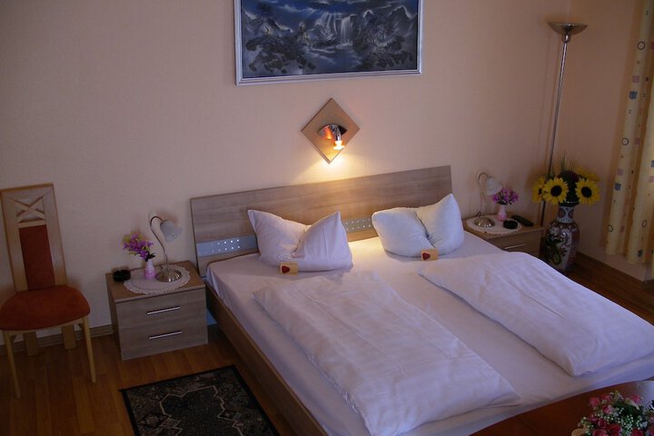 Room 8 of 33
