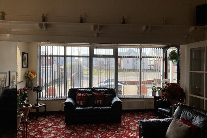 Lounge 9 of 16