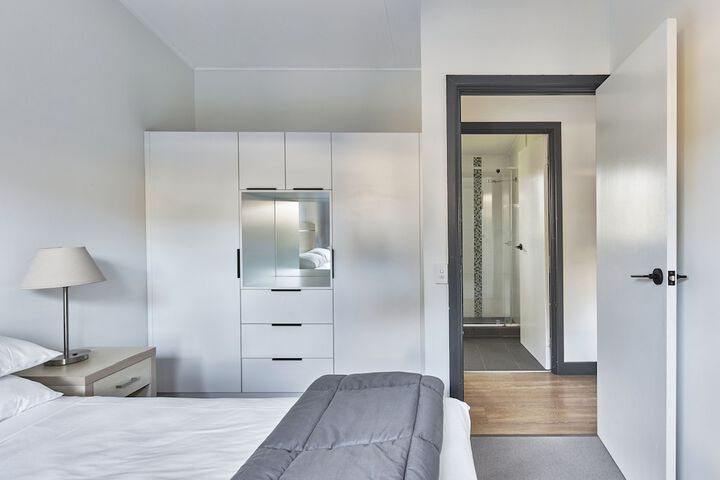 Room 5 of 102