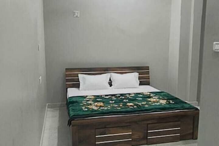 Room 7 of 16