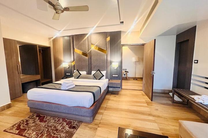 Room 6 of 17