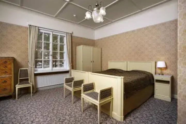 Room 6 of 16