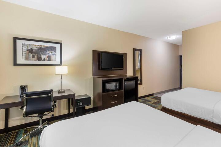 2 Queen Beds WiFi Full Breakfast (11 of 12)