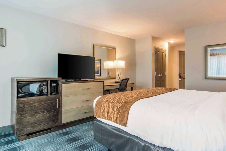 1 King Bed (4 of 13)