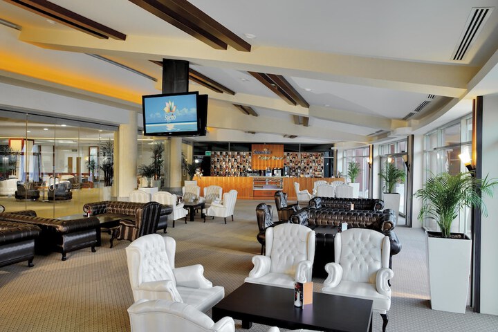 Lounge 65 of 80