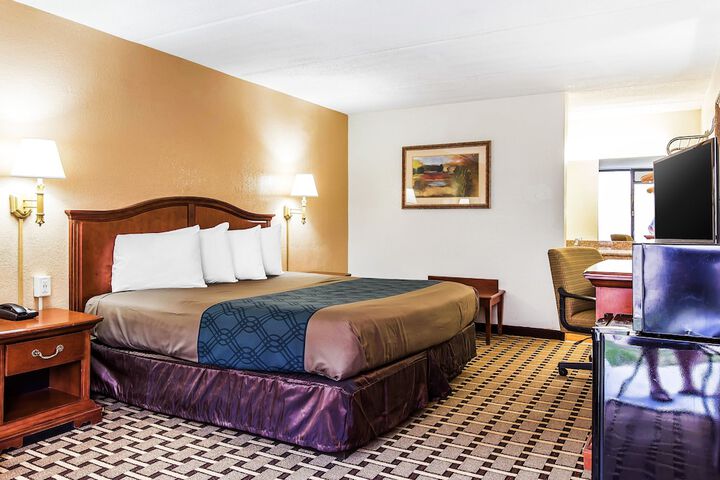 1 King Bed (9 of 10)