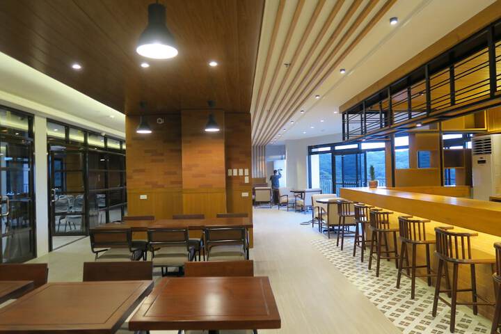 Dining 13 of 17