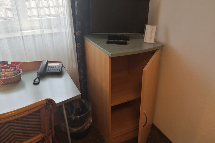 Room 19 of 38