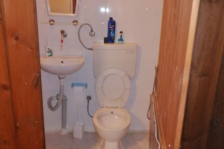 Room 33 of 65